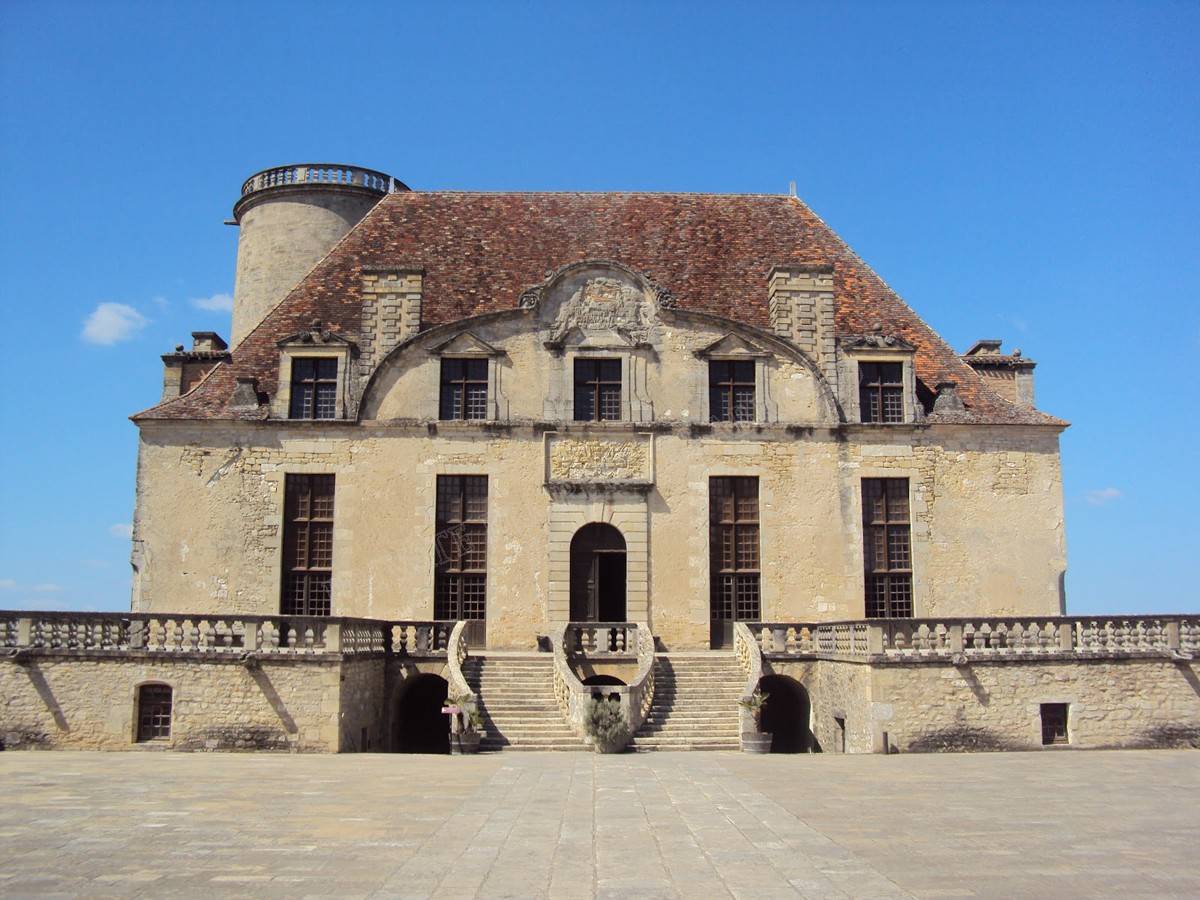 Luxury Villa Holidays - Explore the history of Lot - Duras Castle